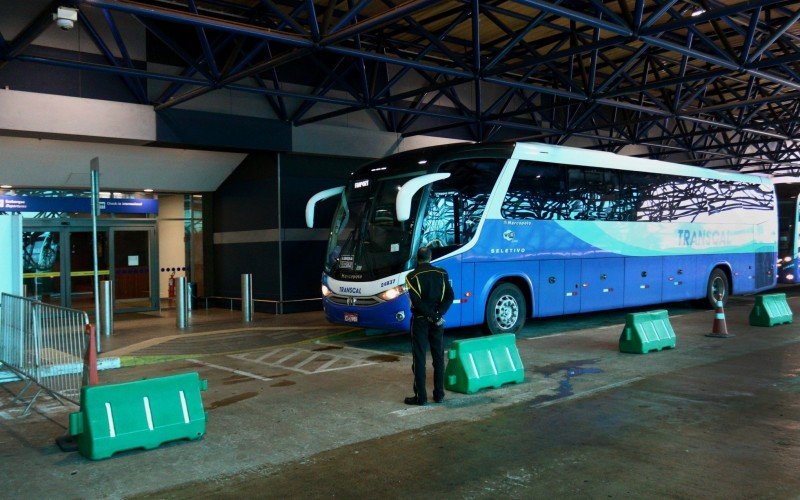 Passageiros irão do Aeroporto Salgado Filho até a Baco em um ônibus  | abc+