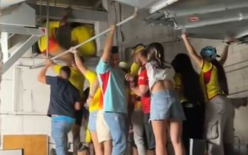 Colombianos tentando invadir o estádio em Miami na final da Copa América  | abc+