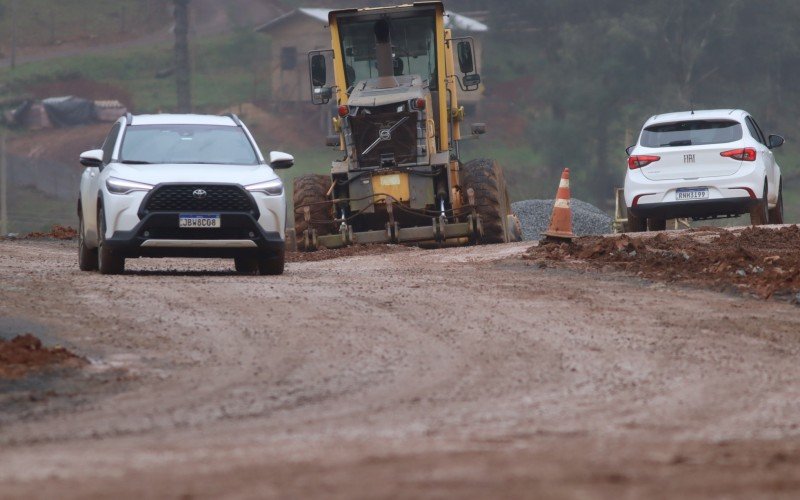 Obras de pavimentação da RS-373, ligação entre Santa Maria do Herval e Gramado