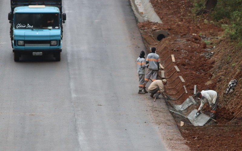 Obras de pavimentação da RS-373, ligação entre Santa Maria do Herval e Gramado