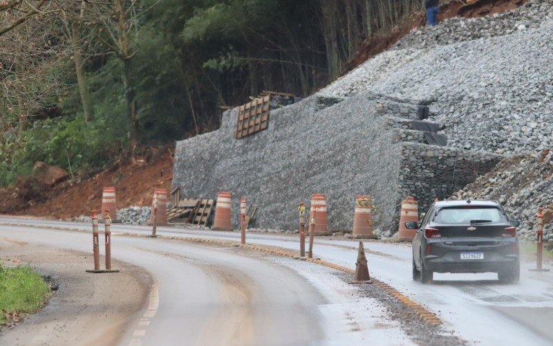 Obras e problemas no pavimento da RS-115, entre Três Coroas e Gramado