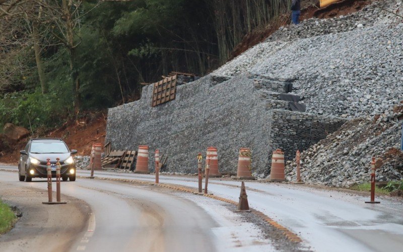 Obras e problemas no pavimento da RS-115, entre Três Coroas e Gramado