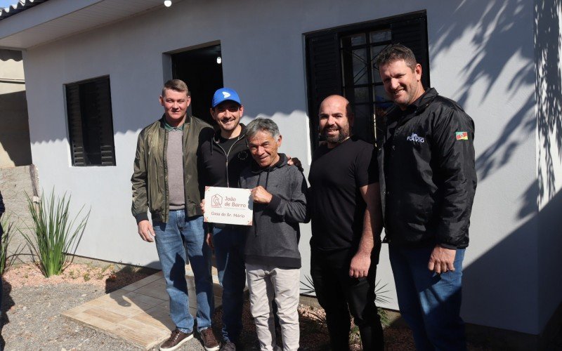 Martins, Santos, Kehl e Scherer entregaram a 1.ª casa do projeto para Mário de Oliveira