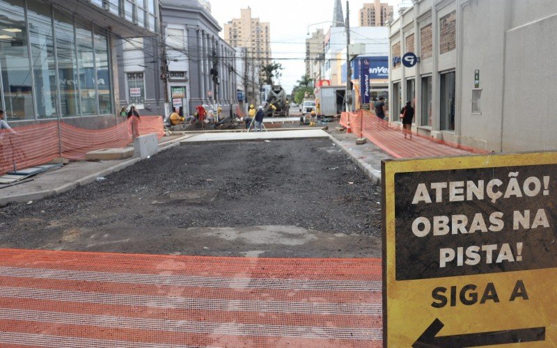 Trânsito de veículos deve ser liberado na esquina das ruas Independência e Osvaldo Aranha nesta segunda-feira