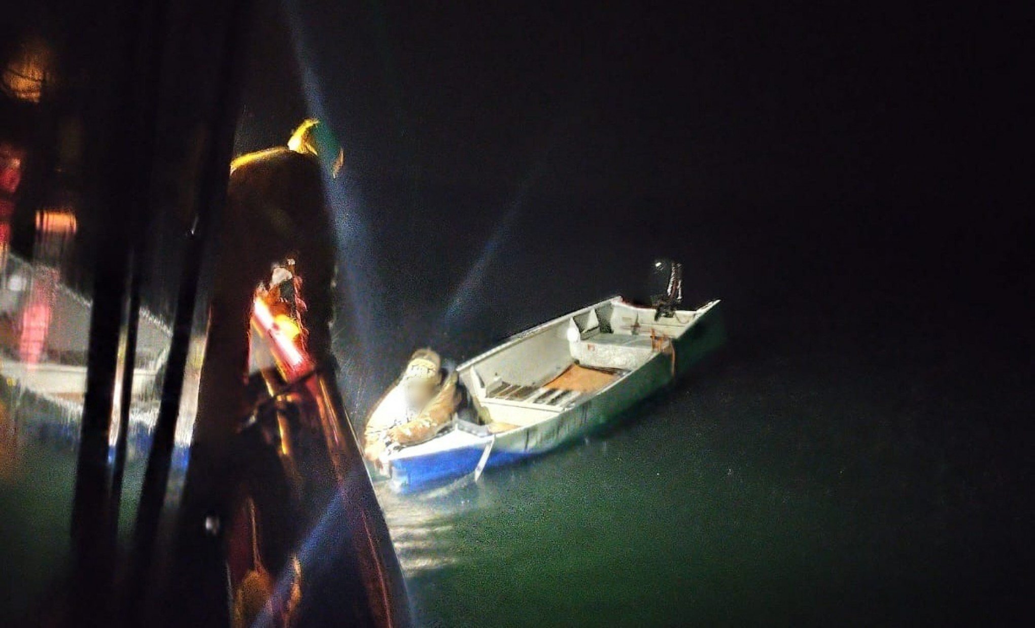 Pescador é resgatado após ficar à deriva no mar durante madrugada