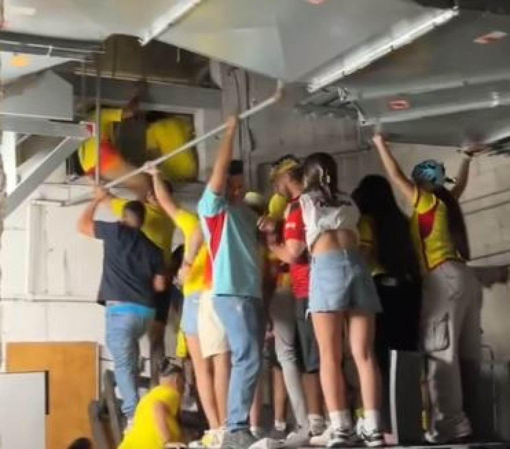 VÍDEO: Torcedores colombianos usam a tubulação do estádio para tentar assistir final da Copa América