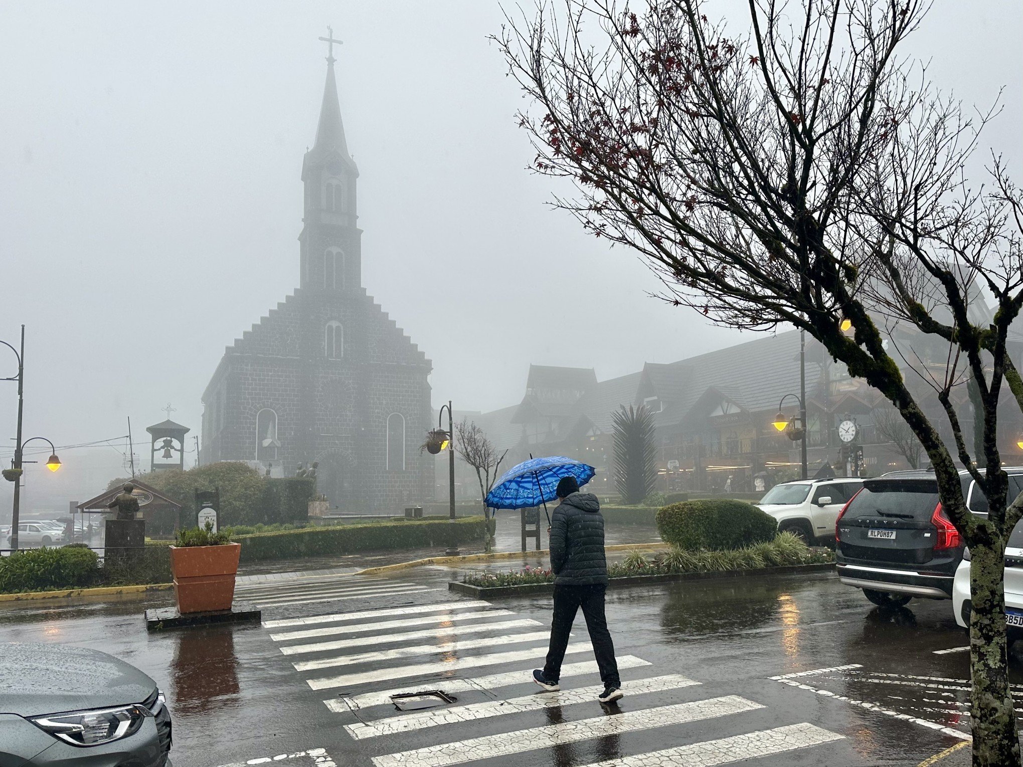 Quarta-feira de chuva antecipa chegada de forte frio e possível neve em Gramado