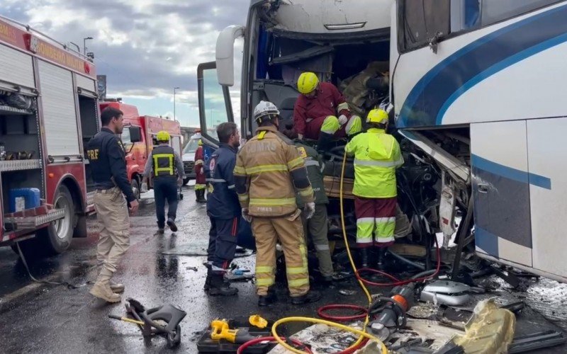 Acidente entre dois ônibus na BR-290 deixa inúmeros feridos | abc+