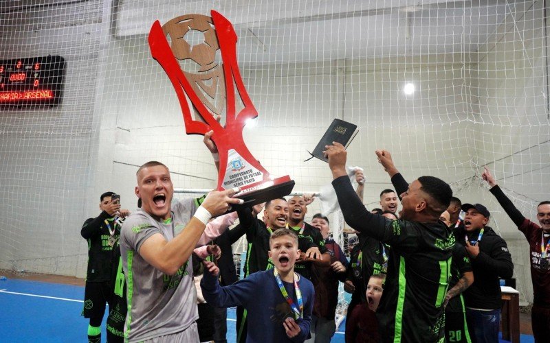 Jogadores do Borracharia do Dilon com o troféu de campeão do Municipal de Campo Bom | abc+