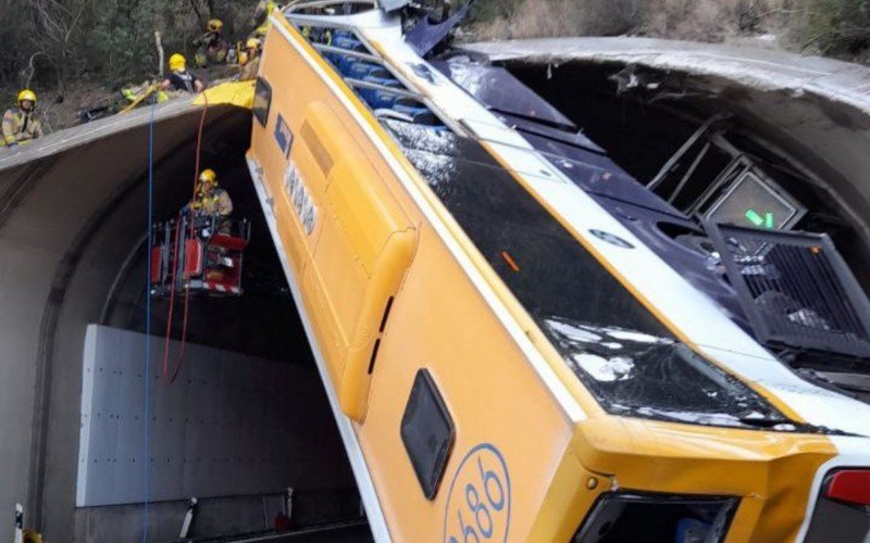 Ônibus fica na vertical em acidente e dezenas ficam feridos na Espanha | abc+