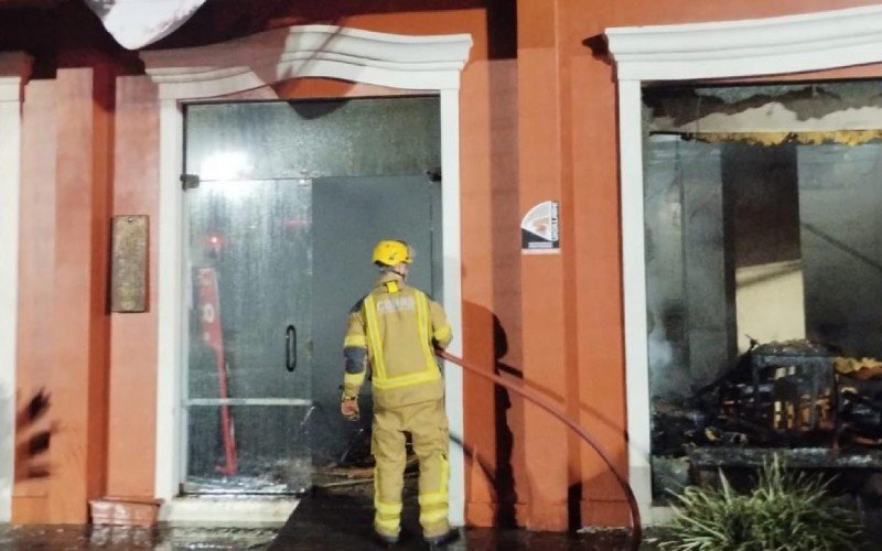 Incêndio atingiu estrutura da churrascaria Canela em Brasa 