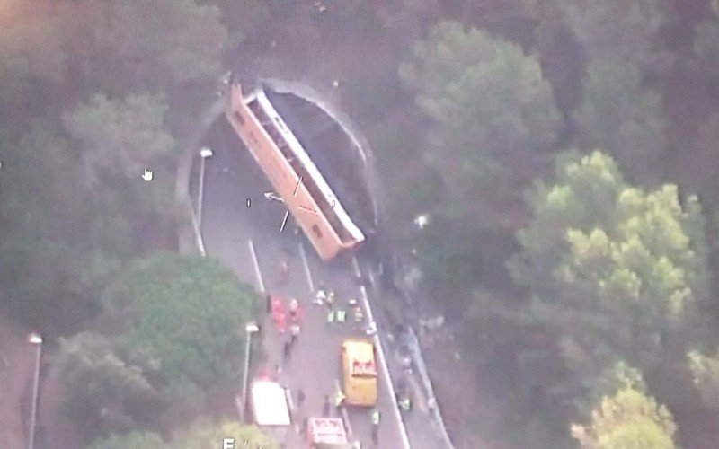 Ônibus fica na vertical em acidente na Espanha; dezenas de pessoas ficam feridas