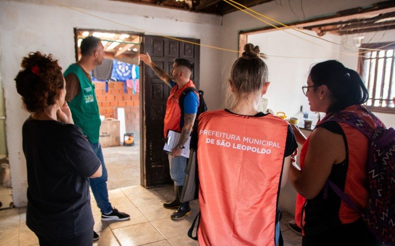 Equipes seguem fazendo o trabalho de vistorias em casas atingidas pela enchente