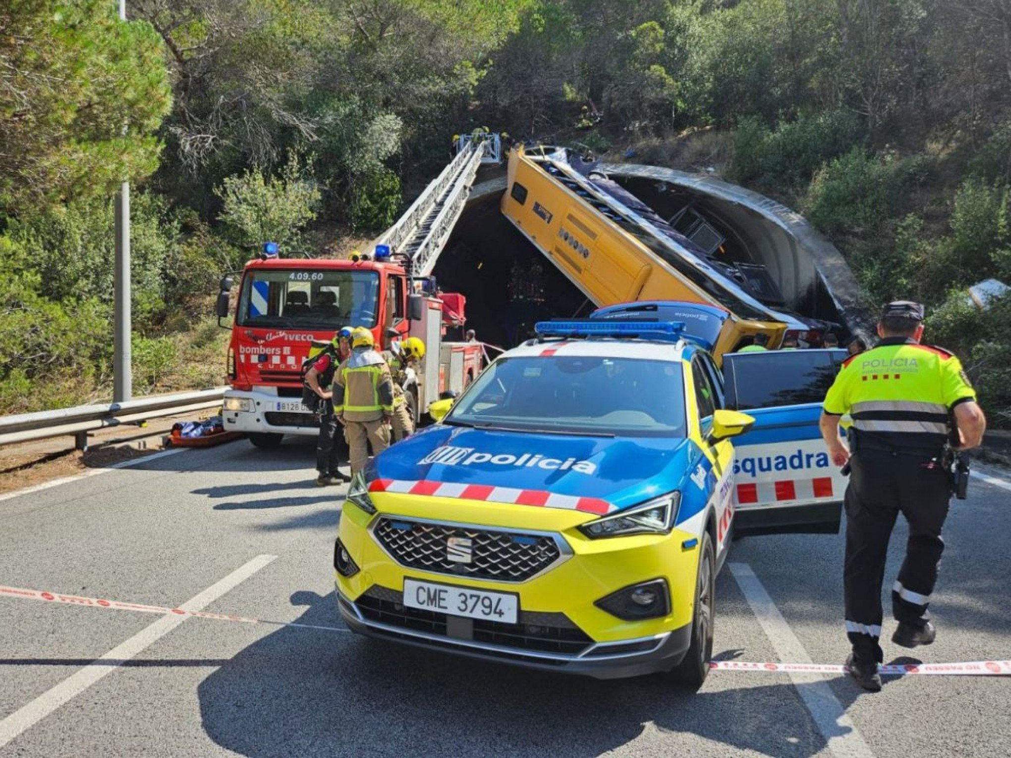 Ônibus fica na vertical após acidente em túnel da Espanha e quase 50 pessoas ficam feridas; veja imagens