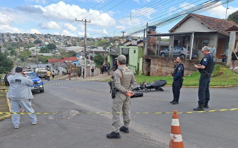 Motociclista colidiu na carroçaria de caminhão em morreu na hora, na Rua Germano Leuck, no bairro Rincão dos Ilhéus | abc+