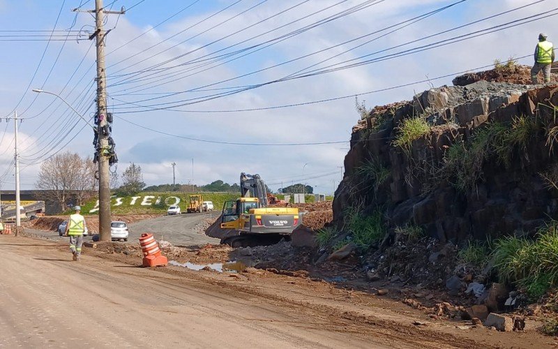 Detonação de rocha na BR-116 em Esteio, na Pedreira, no sentido interior-capital | abc+