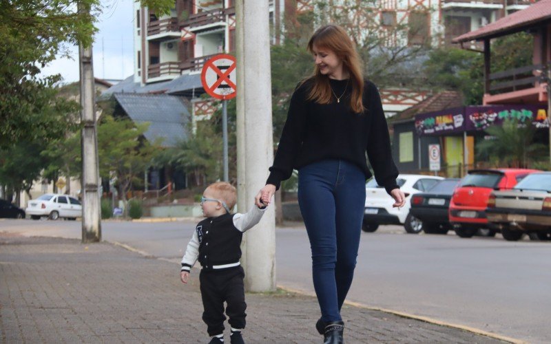 Rainha da Dezemberfest, de Nova Hartz, Maiara Rheinheimer tem 29 anos, é casada e mãe do Mateus, de 1 ano e 9 meses