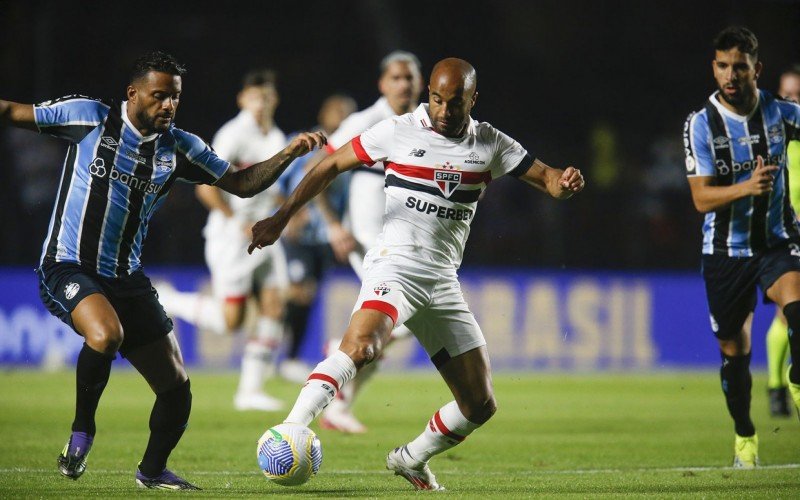 Lucas Moura, autor do gol da partida, briga pela bola com Reinaldo | abc+