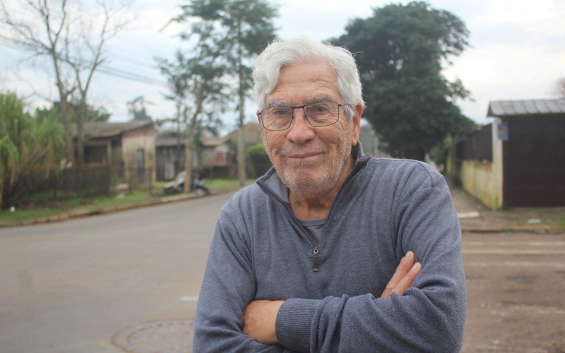 O aposentado João Santos costuma esperar muito até que o ônibus passe em frente de casa