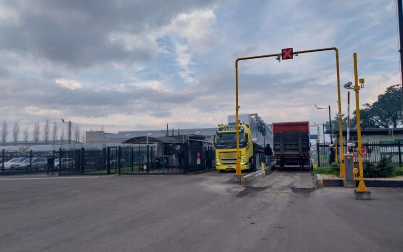 Estruturas gigantes do aeroporto saem de Novo Hamburgo com destino a Porto Alegre