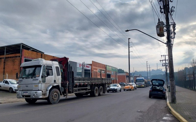 Estruturas gigantes do aeroporto saem de Novo Hamburgo com destino a Porto Alegre