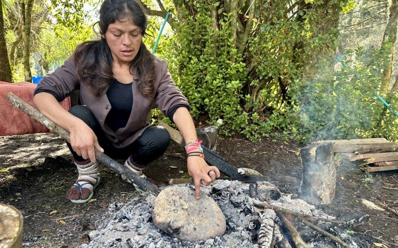 Pão na cinza é uma das comidas típicas da comunidade