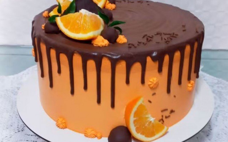 Aprenda a fazer o bolo de laranja recheado com brigadeiro de chocolate da Ana Maria Braga | abc+