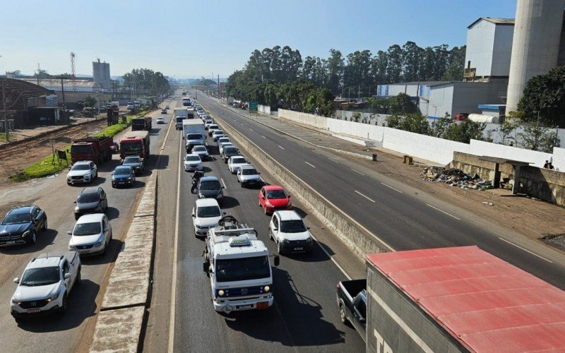 Trânsito na BR-116 foi bloqueado para detonação de rocha, o que causou congestionamento por alguns minutos