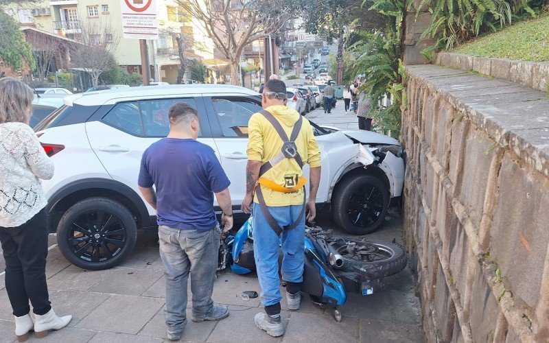 Acidente ocorreu após cadelinha de condutora ir para baixo de pedais do carro