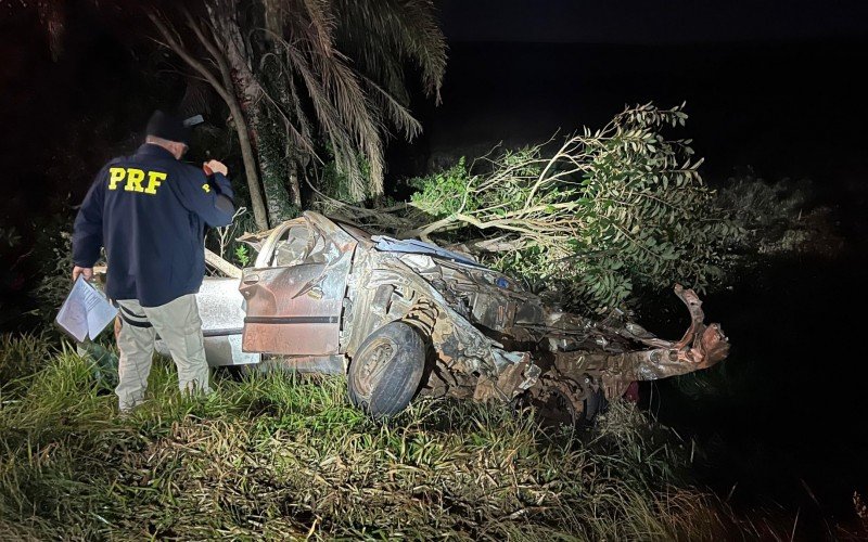 TRÂNSITO: Quatro homens e duas mulheres morrem em acidente entre carros e carreta no RS