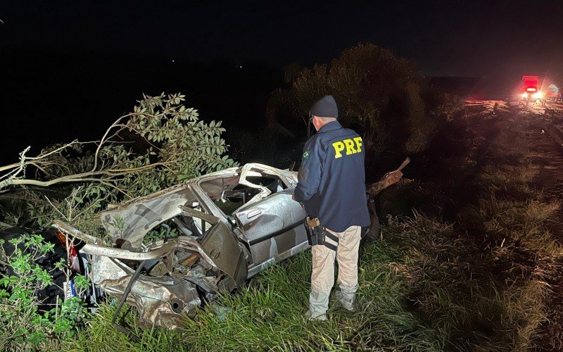 TRÂNSITO: Quatro homens e duas mulheres morrem em acidente entre carros e carreta no RS