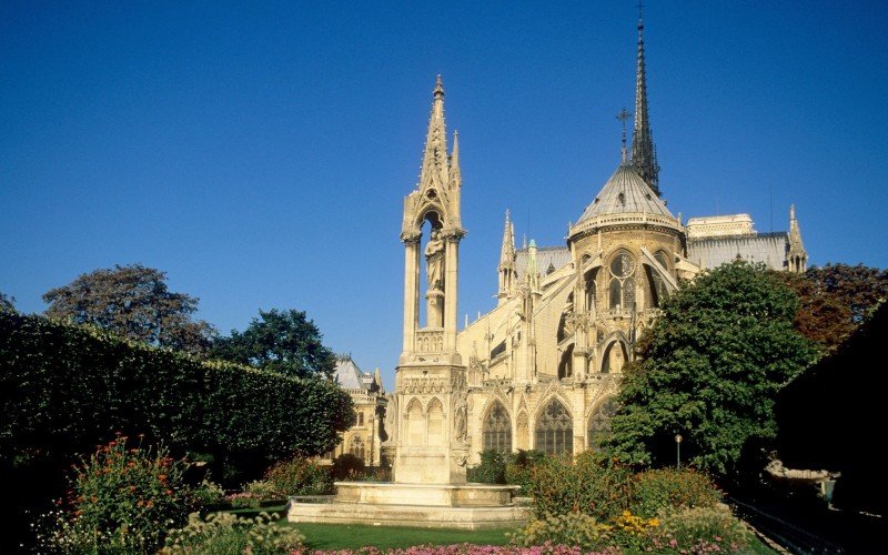 Fontaine de la Vierge fica aos fundos de Notre Dame | abc+