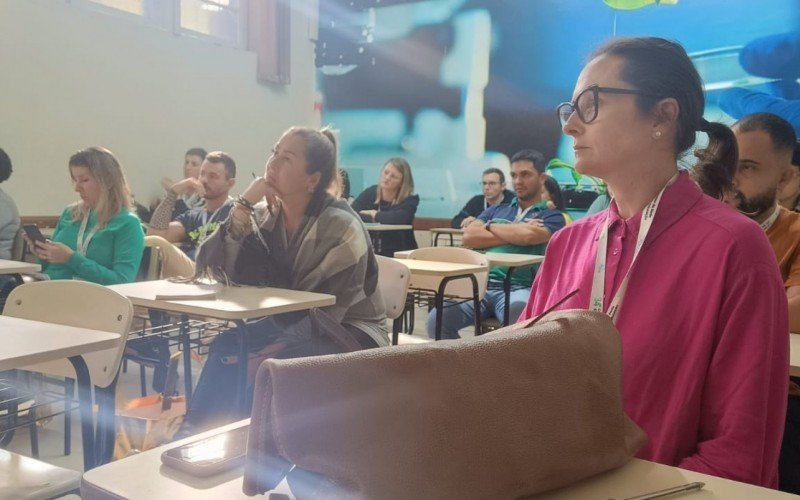 Vanessa Hartmann (de rosa), participou do curso sobre Educação Financeira, conhecimento que ela também distribui nas salas de aula