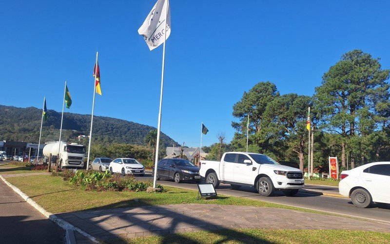 Gramado registra engarrafamentos na entrada da cidade, via RS-115