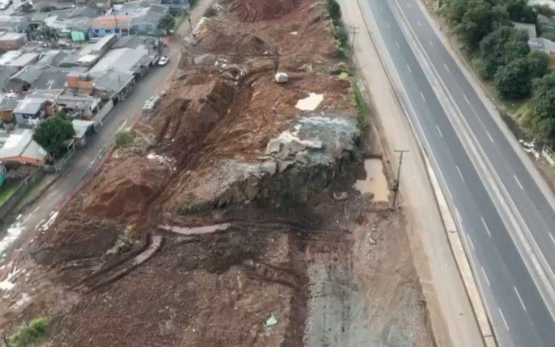 Durante os bloqueios, equipes realizam detonação de pedreira às margens da BR-116