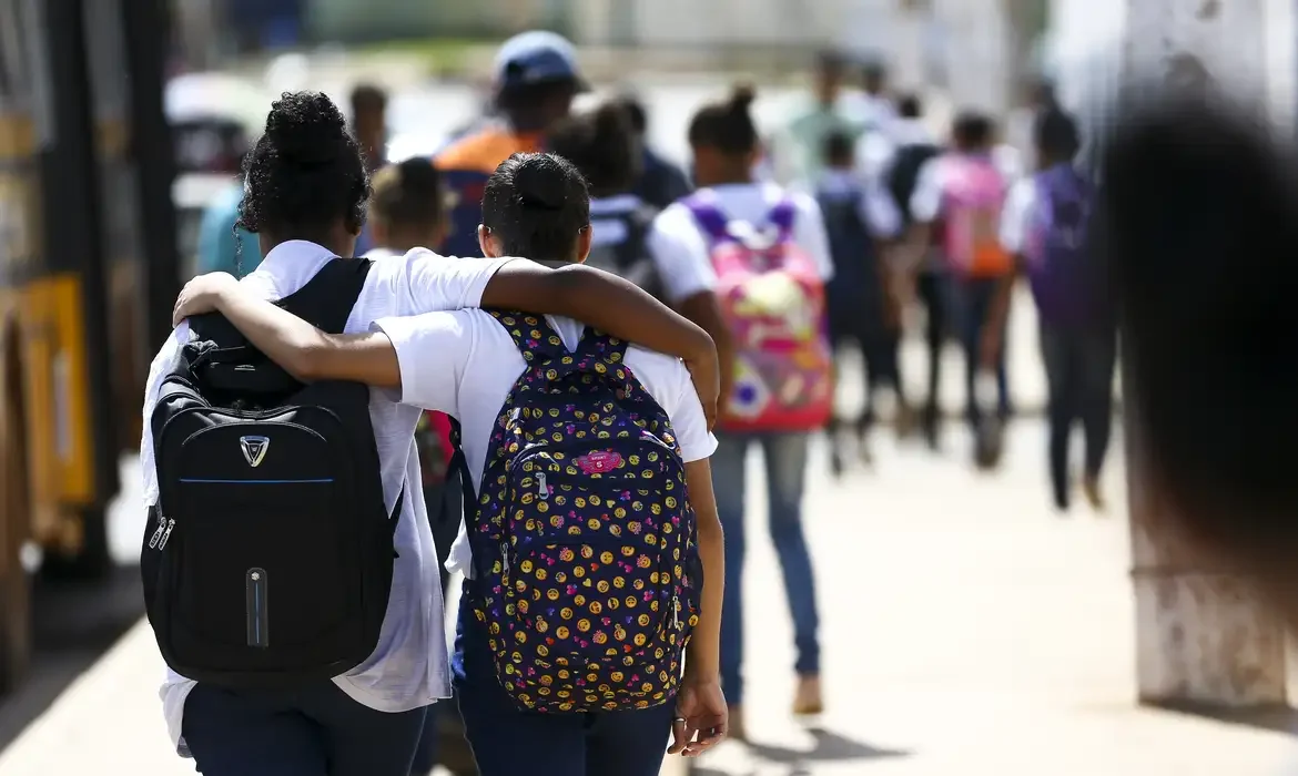 DIA DO AMIGO: Relação é fundamental para a saúde mental, diz psicóloga