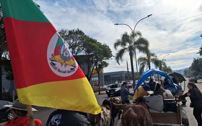 Colonos levaram carretas de bois, tratores e implementos agrícolas para a avenida em Igrejinha