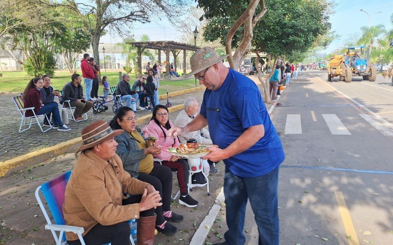 Cuca, waffle e bergamotas foram distribuídas ao público