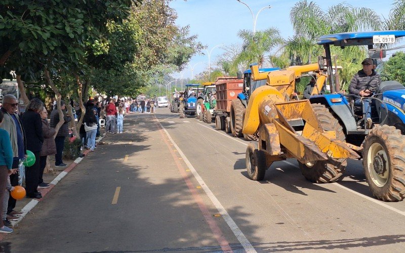 Público prestigiou o desfile do colono ao longo da Avenida Ildo Meneghetti