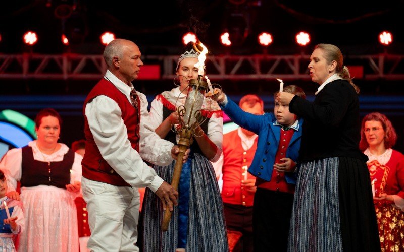 Acendimento da chama do Folclore durante a abertura do evento | abc+