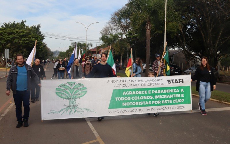 Colonos levaram carretas de bois, tratores e implementos agrícolas para a avenida em Igrejinha