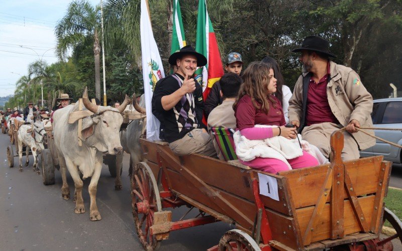 Colonos levaram carretas de bois, tratores e implementos agrícolas para a avenida em Igrejinha