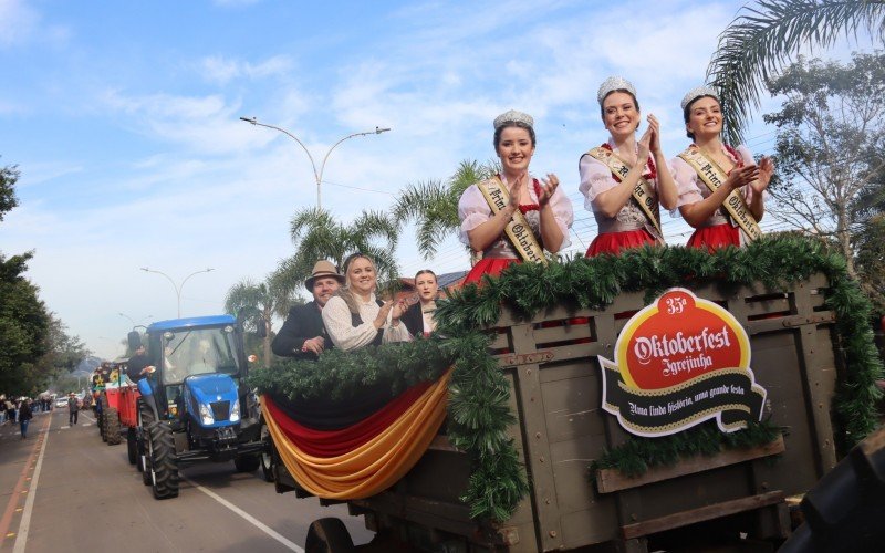 Colonos levaram carretas de bois, tratores e implementos agrícolas para a avenida em Igrejinha