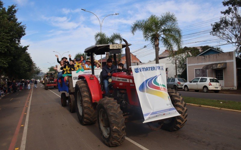 Colonos levaram carretas de bois, tratores e implementos agrícolas para a avenida em Igrejinha