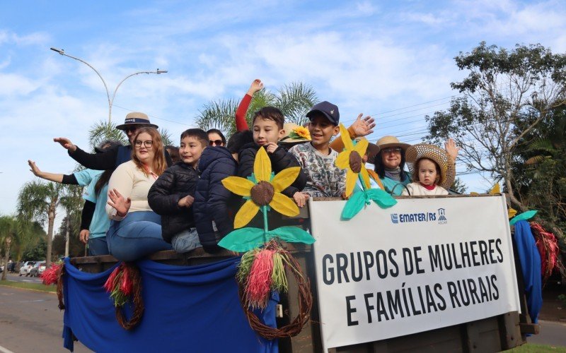 Colonos levaram carretas de bois, tratores e implementos agrícolas para a avenida em Igrejinha