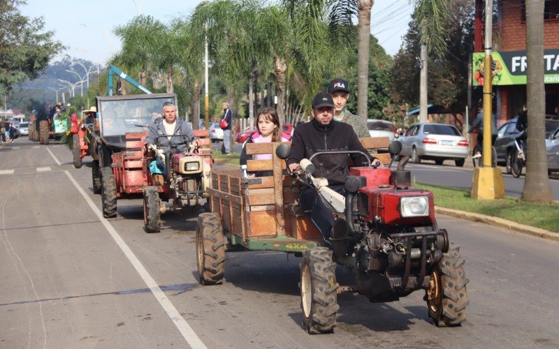 Colonos levaram carretas de bois, tratores e implementos agrícolas para a avenida em Igrejinha