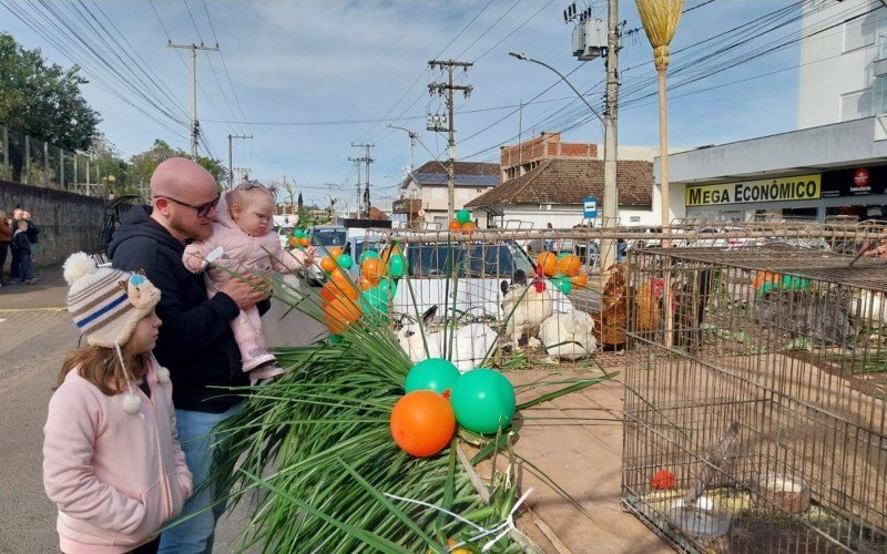  O programador têxtil Ronei Zilles, 36 anos, mostrou às filhas as galinhas e coelhos que estavam sobre uma carreta puxada por um trator  | abc+