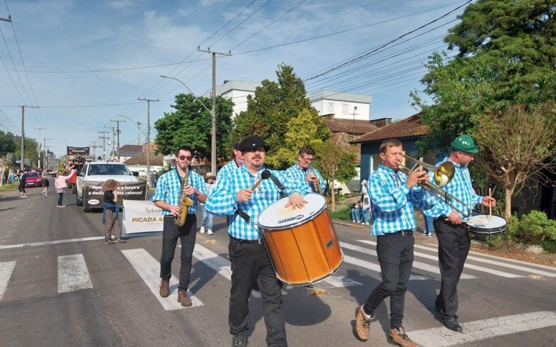 Desfile da 35ª Kolonistenfest, no domingo pela manhã, em Ivoti, com música