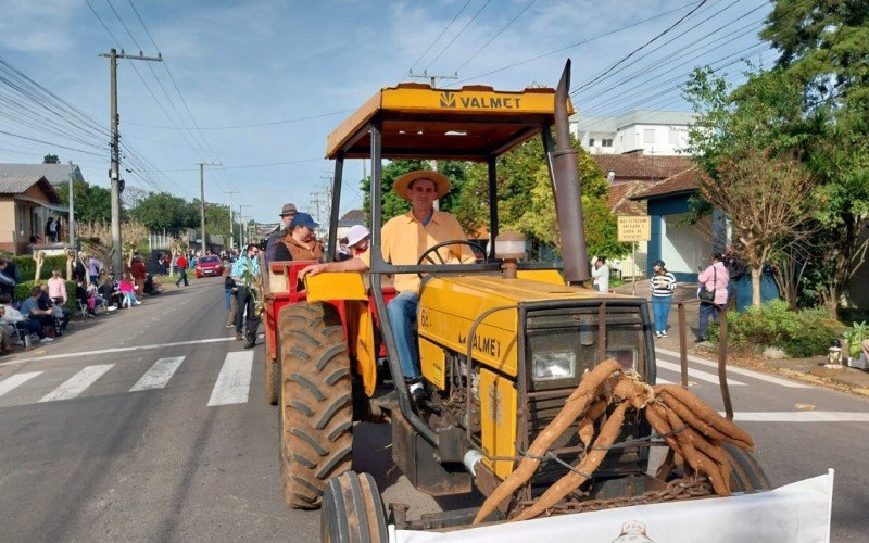 Desfile da 35ª Kolonistenfest, no domingo pela manhã, em Ivoti, mostra o que é plantado