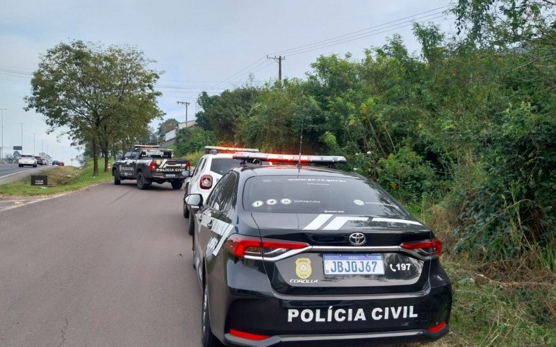 Polícia Civil, IGP e BM no local do crime, às margens da RS-239 | abc+